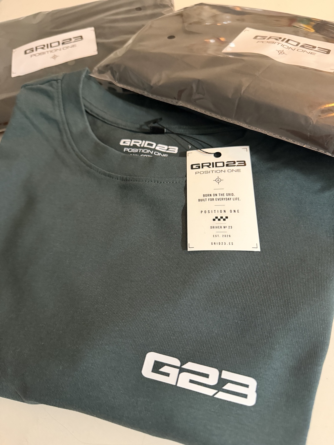 Camiseta, etiqueta y packaging GRID23