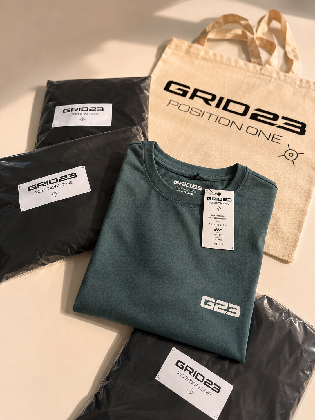 Presentación de GRID23 con camiseta, packaging y bolsa
